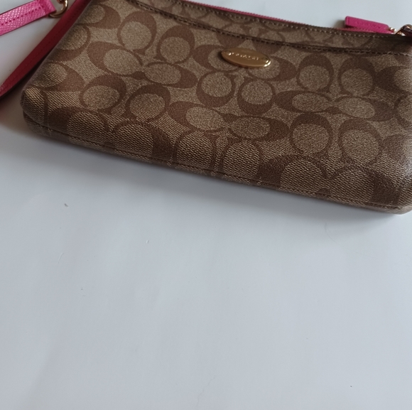 EUC Coach wristlet in signature coated canvas - Picture 6 of 6